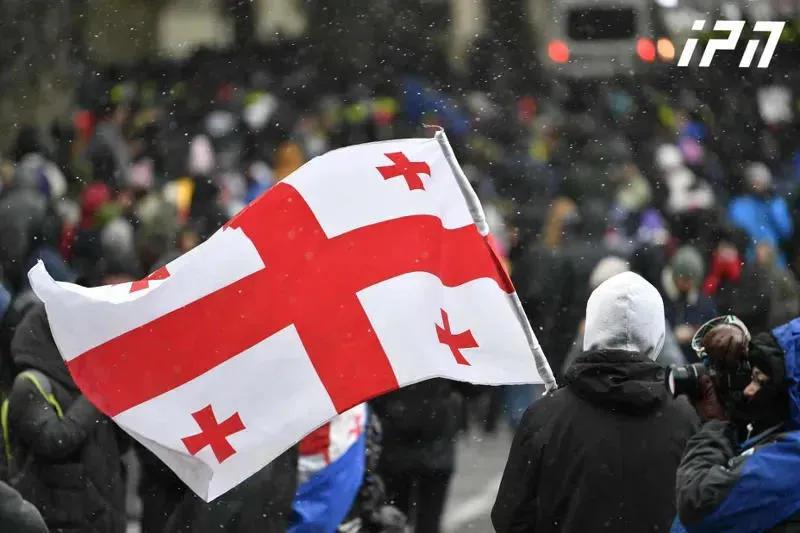 首先，用户指令是：将英文文本翻译成中文，只返回翻译后的内容，不要包含其他解释或说明。

英文文本是："Parliament starts discussion of amendments tightening rules related to assemblies and demonstrations"

我需要准确翻译这个句子。

分解句子：

- "Parliament"：