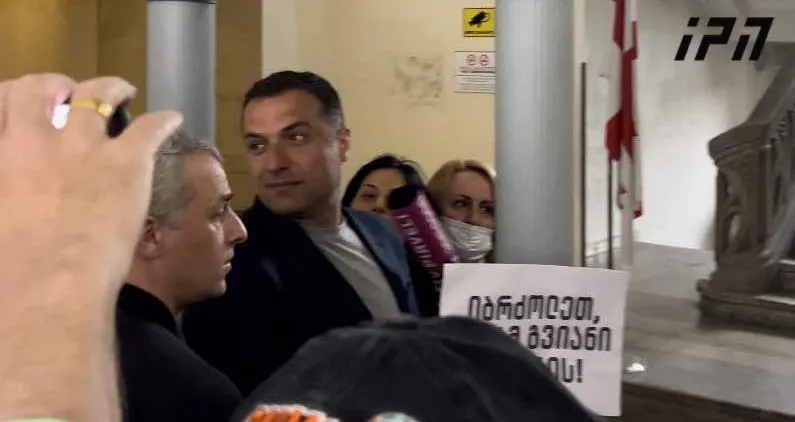 Arrival of Grigol Beselia and Irakli Dgebuadze, to be questioned at Mzia Amaglobeli’s trial, causes commotion in Batumi City Court