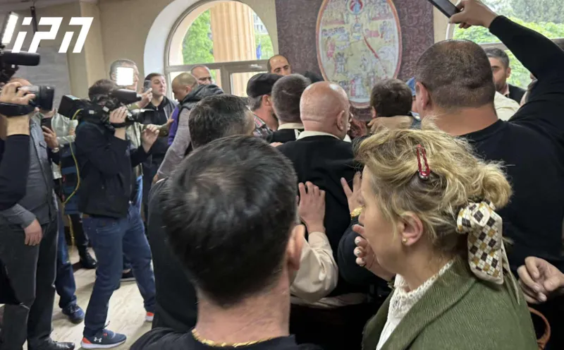 Суд оштрафовал представительниц пресс-службы «Гирчи — Больше свободы» и «Ахали» Анну Курашвили и Миранду Багатурия на 4000 лари каждую - Оглашение приговора повлекло шум