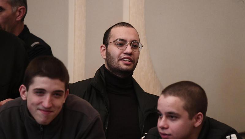 兹维亚德·策茨赫拉泽——你在大赦日犯下了最不人道的行为，你认为这不是折磨吗？你让我在电视上看我的母亲在这种可怕的天气中冻僵——你什么时候开始这么恨人？