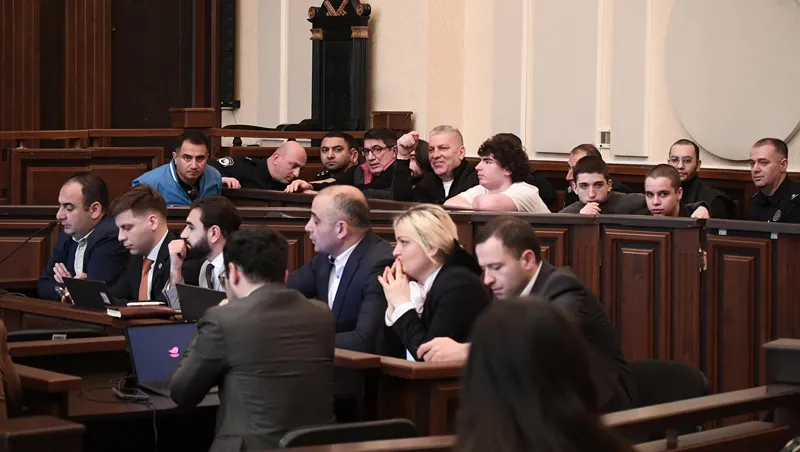 თბილისის საქალაქო სასამართლოში ჯგუფური ძალადობის ორგანიზების და მასში მონაწილეობის ბრალდებით დაკავებულ ზვიად ცეცხლაძისა და კიდევ შვიდი პირის სასამართლო პროცესი მიმდინარეობს