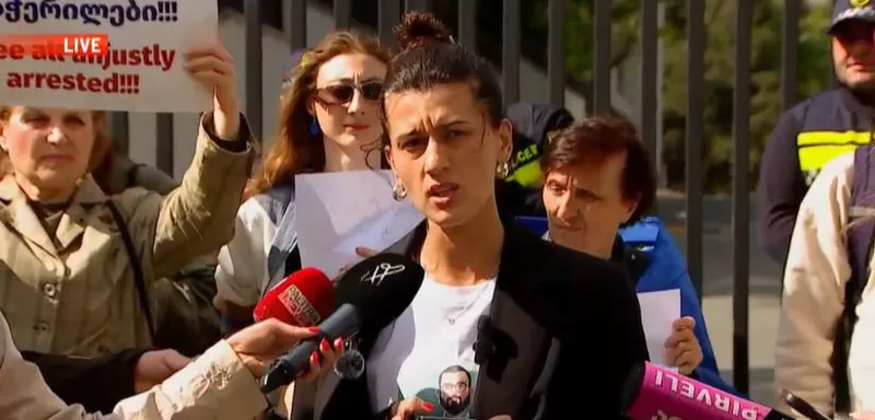 აქციაზე დაკავებულების ოჯახის წევრებმა საზოგადოებრივ მაუწყებელთან აქცია გამართეს
