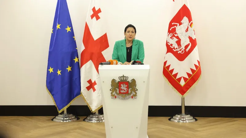 სალომე ზურაბიშვილი - გადავწყვიტეთ, ჩვენ ჩავიბაროთ 26 მაისი, 9 მაისს კი გამოვიდეთ და ევროპა დავუპირისპიროთ რუსიფიკაციას - სადაც არ უნდა გაიხედოთ, მაღაზიებში, რესტორნებში, ძირითადად, რუსები არიან, საქართველოს მოქალაქეებს უჭირთ და რუსები ხეირობენ