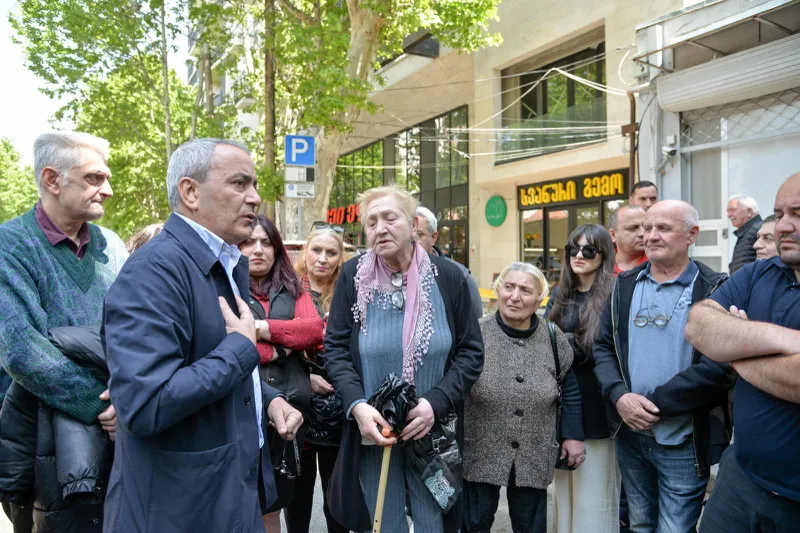 ნაძალადევის რაიონის გამგეობა დადიანის ქუჩაზე, იმ ავარიული კორპუსის მცხოვრებლებს, სადაც იატაკი ჩამოიშალა, ქირით უზრუნველყოფას კიდევ ერთხელ სთავაზობს
