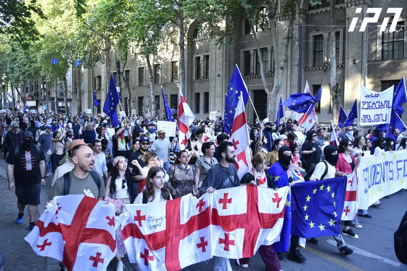 პარლამენტის მიმდებარე ტერიტორიიდან „ევროპის მოედნის“ მიმართულებით მსვლელობა დაიწყო