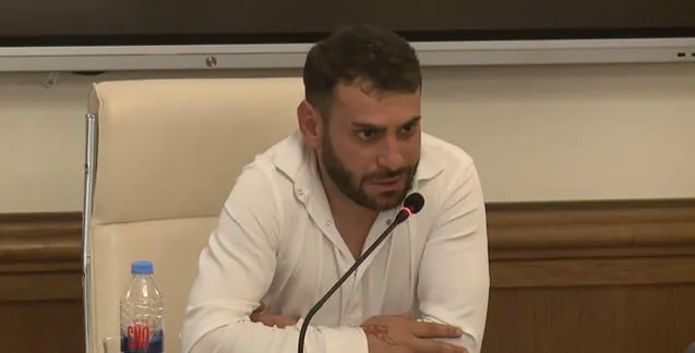 გიორგი ხოჭავა საგამოძიებო კომისიის წევრებს - მეგის ქარდავამ თავზე დამადო იარაღი და მეუბნებოდა, რომ დახოცავდა ჩემს მშობლებს და 14 წლის ძმას, თუ აღიარებით ჩვენებას არ მივცემდი