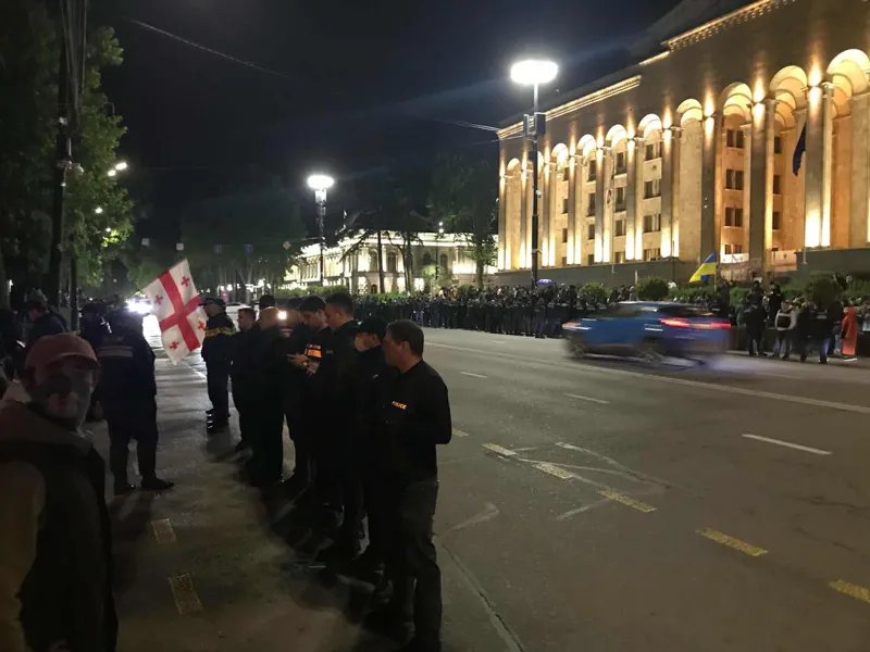 რუსთაველის გამზირზე პოლიციის კორდონია განლაგებული - აქციის მონაწილეების ინფორმაციით, სამართალდამცველები გზის გადაკეტვის უფლებას არ აძლევენ