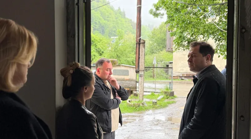 დავით ფაცაცია ონის მუნიციპალიტეტში მდებარე დევნილთა განსახლების ობიექტში მცხოვრებ აფხაზეთიდან დევნილებს შეხვდა