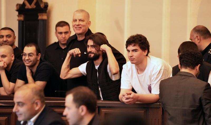 在Tornike Goshadze的案件中，调查员否认他在到达Goshadze的家  时穿着GWP制服而不是警察制服；据他所说，衣服、鞋子和一面旗帜从房子里被没收。