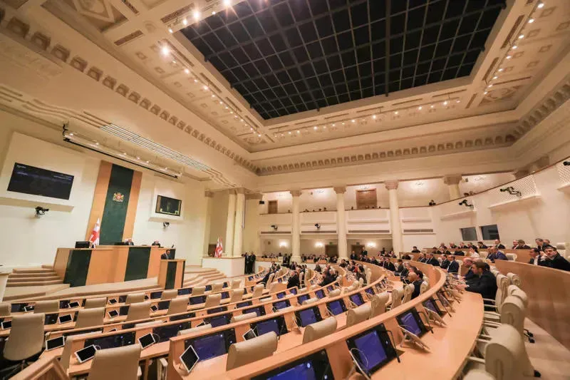 В закон о грантах еще раз вносятся изменения - Грантам, выдаваемым в рамках программ Евросоюза «Горизонт Европа» и «Эразмус+», больше не потребуется согласие правительства