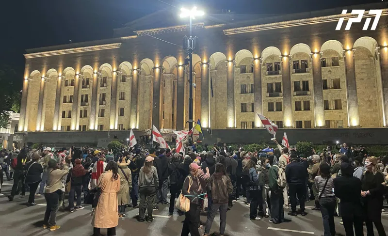 რუსთაველის გამზირზე საპროტესტო აქცია მიმდინარეობს - აქციის მონაწილეებმა საავტომობილო გზა გადაკეტეს