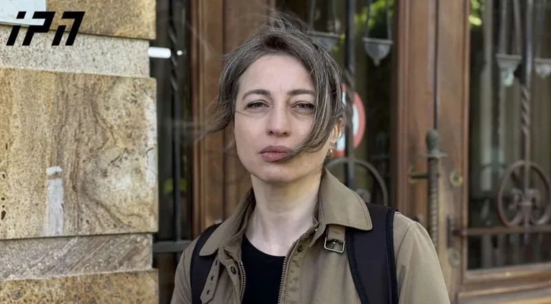 ნანა მალაშხიას განცხადებით, საპროტესტო აქციაზე დაკავებულ მათე დევიძის სასამართლო პროცესზე დასწრება სურს, თუმცა, სასამართლოს შენობაში არ უშვებენ