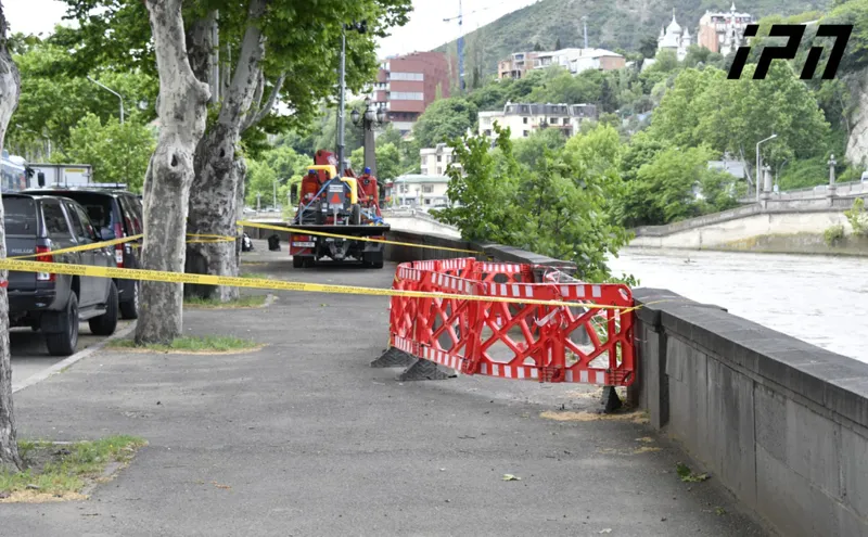 ავტოსაგზაო შემთხვევის შედეგად მტკვარში გადავარდნილი მანქანის ერთი მგზავრის სამძებრო ოპერაცია გრძელდება