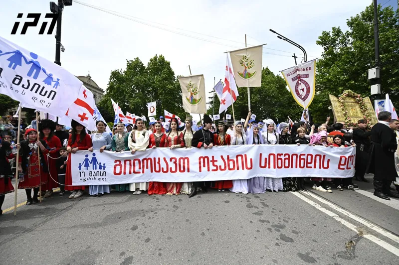 ოჯახის სიწმინდის დღესთან დაკავშირებით ქაშვეთის ტაძრიდან სამებისკენ მსვლელობა მიმდინარეობს