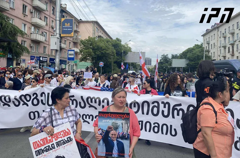 თბილისში საპროტესტო მსვლელობა მიმდინარეობს