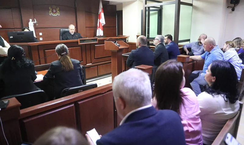 ზურაბ ჯაფარიძის ადვოკატებმა სასამართლო დარბაზი პროტესტის ნიშნად დატოვეს, რის შემდეგაც მოსამართლე საზოგადოებრივი ადვოკატის დანიშვნის საკითხზე სათათბიროდ გავიდა