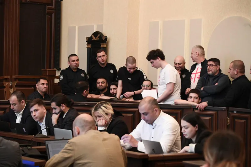 თბილისის საქალაქო სასამართლოში, ზვიად ცეცხლაძისა და კიდევ შვიდი პირის სასამართლო პროცესზე პოლიციელებს კითხავენ