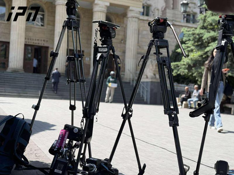 根据修正案，只有司法高级委员会应就法庭会议期间的照片和视频录制做出决定。