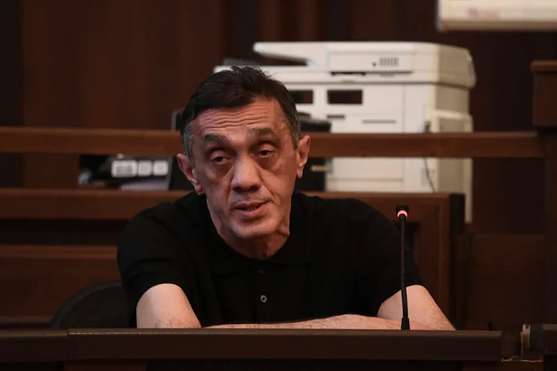 ზვიად ცეცხლაძისა და კიდევ 7 ბრალდებულის საქმეზე მოწმე პოლიციელი - ნივთების სროლა დაიწყეს, იყო ქვები, ერთი შუბლის არეში მომხვდა და ჭრილობა გამიკერეს - კონკრეტულად ვერ გეტყვით, ესენი არიან თუ არა, მაგრამ ვინც ეს ჩაიდინა, პრეტენზია მაქვს