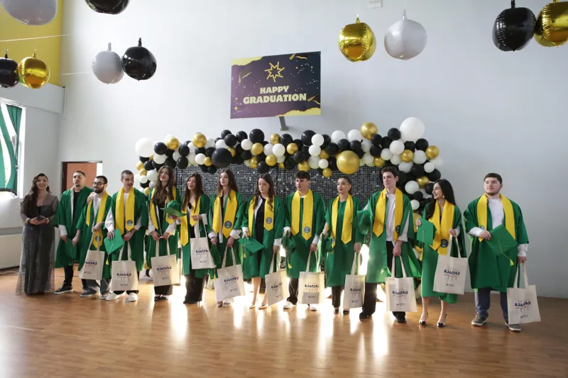 გრიგოლ რობაქიძის უნივერსიტეტის სტუდენტებმა პარტნიორი სკოლის მოსწავლეებს სწავლის დასრულება მიულოცეს