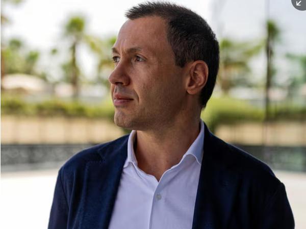 卫报：乔治·巴奇亚什维利在阿布扎比被当地安全部门的大约八名成员拘留，之后被转移到迪拜的一个警察局，并被安排登上飞往格鲁吉亚的航班。