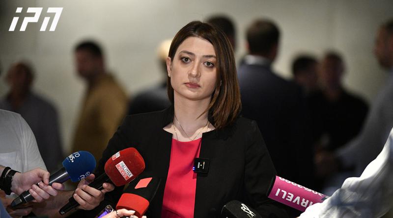 Ana Buchukuri: 伊拉克利·科巴希泽，不管我喜不喜欢他，不管我承认不承认他，正式他被称为首相——我简直羞于听他说话！