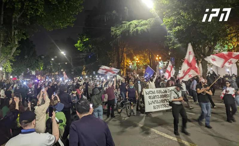 Rustaveli Avenue上的抗议集会已经恢复——聚集在议会外的市民已经封锁了道路。