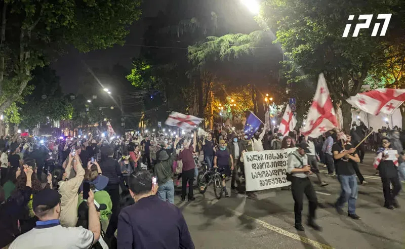 The protest rally on Rustaveli Avenue has resumed – the citizens gathered outside the parliament have blocked the road
