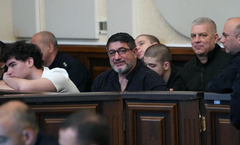 调查员：Vepkhia Kasradze 和 Vasil Kadzelashvili 在集会期间讨论了如何破坏 Kaladze 及其家庭成员的财产——具体来说，用一个“注射器”喷洒汽油并在第二天点火，以及进行破坏活动。