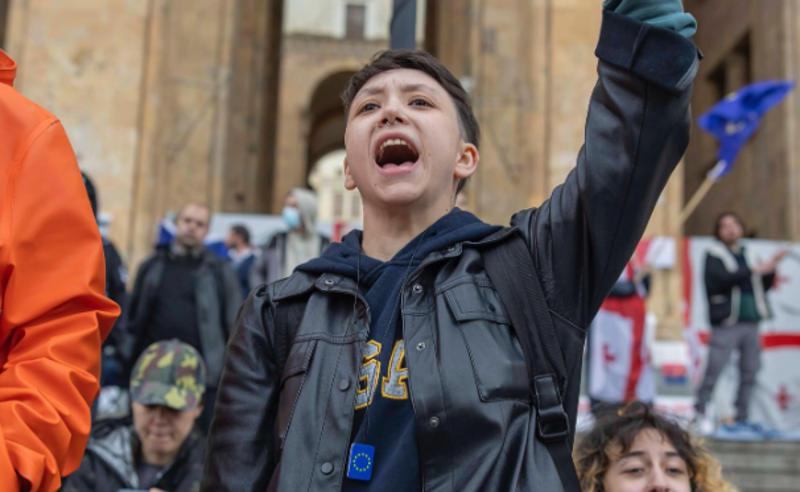 另一个人，塔蒂亚·阿弗里亚马什维利，在侮辱“格鲁吉亚梦想”议员马里亚姆·拉什希的案件中，被判处12天的行政拘留。