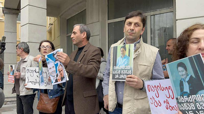 У Батумского городского суда собрались сторонники Мзии Амаглобели