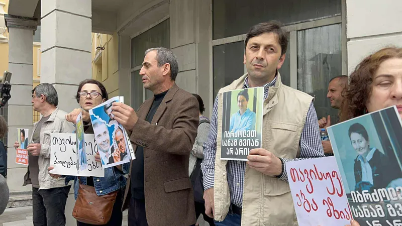 ბათუმის საქალაქო სასამართლოსთან მზია ამაღლობელის მხარდამჭერები შეიკრიბნენ