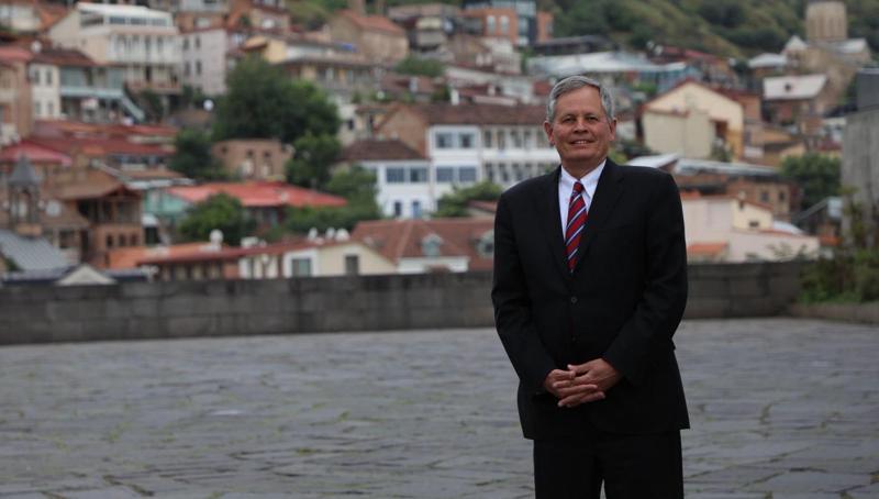 根据美国大使馆，参议员史蒂夫·戴恩斯已抵达乔治亚州，并将与政府和政党代表举行会议。
