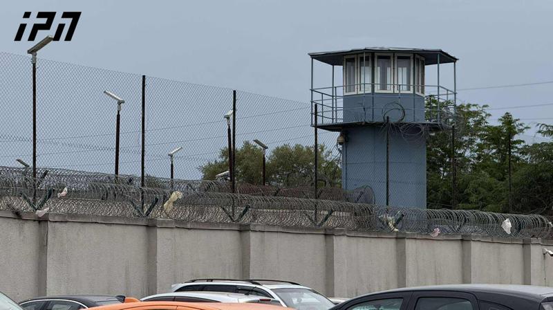 国家安全局官员在鲁斯塔维监狱审问帕塔·布楚拉泽和穆尔塔兹·佐德拉瓦。