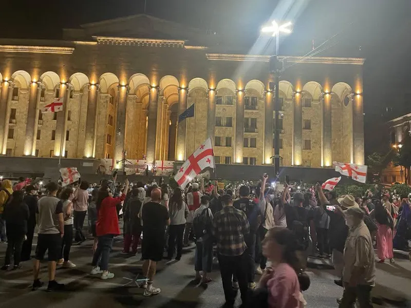 პარლამენტთან საპროტესტო აქცია განახლდა - მოქალაქეები რუსთაველის გამზირზე ღამის გათენებას გეგმავენ