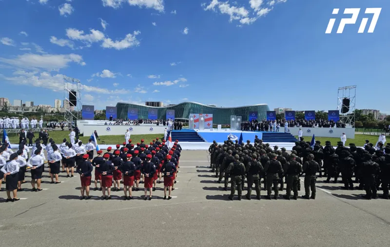 შსს-ს ადმინისტრაციულ შენობასთან პოლიციელის პროფესიული დღისადმი მიძღვნილი ღონისძიება მიმდინარეობს