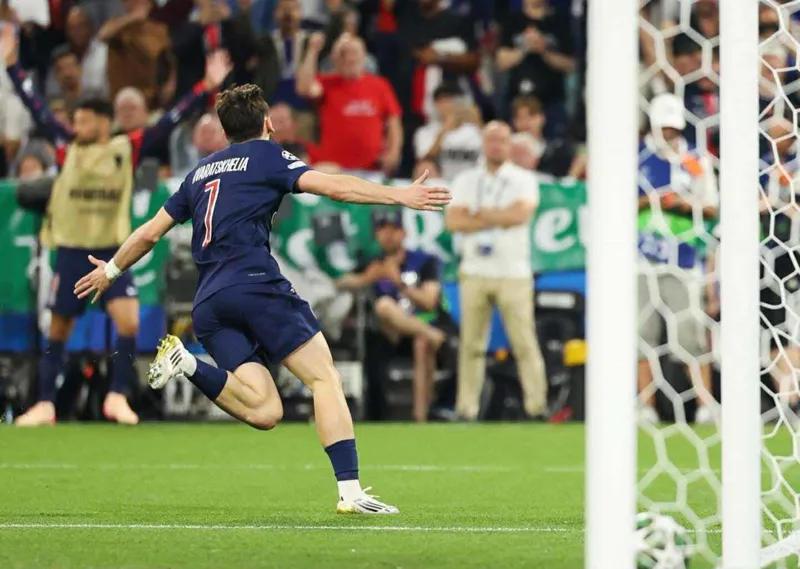 赫维查·克瓦拉特斯赫利亚的巴黎圣日耳曼是冠军联赛的冠军。