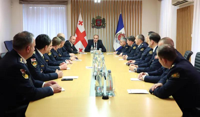 内政部长与警察部门负责人举行了会议。