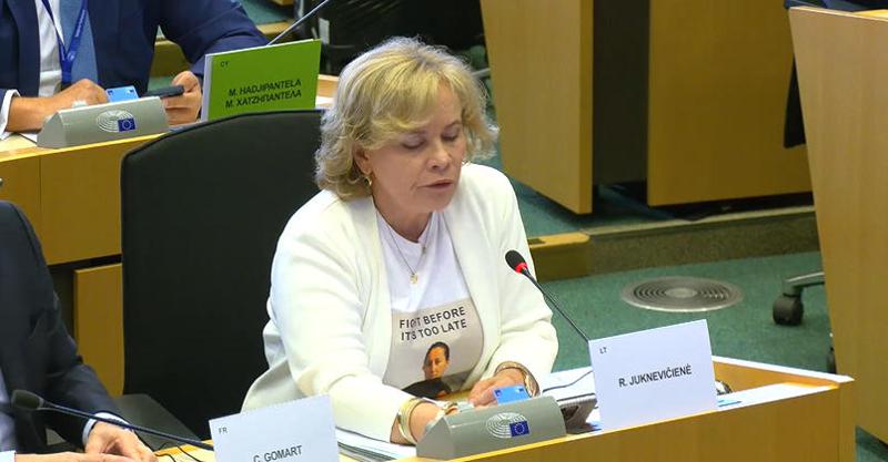 Rasa Juknevičienė 抵达欧洲议会，穿着印有 Mzia Amaglobeli 的照片和她的话“Fight before it’s too late”的 T 恤。
