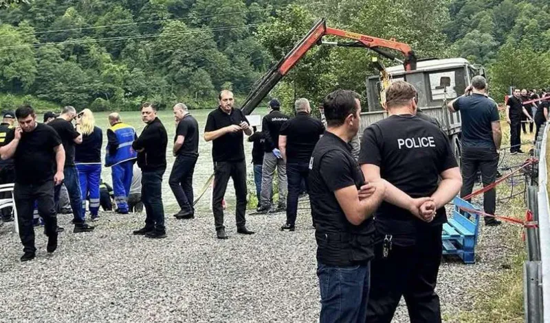 В Хелвачаурском муниципалитете мужчина средних лет, предположительно, расстелян в собственном автомобиле