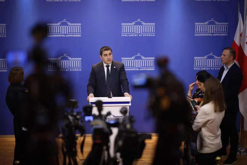 Shalva Papuashvili: 当瑞典大使馆声称即将通过的法律是关于禁止资助极端主义和破坏活动时，这是虚伪的。当大使馆本身支持鼓励极端主义时，任何关于有不同意图的言论都不应被当真。