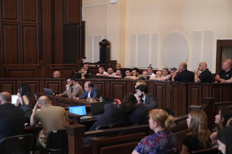 一名来自特别任务部门的官员，在涉及Andro Chichinadze、Onise Tskhadadze以及另外9名在抗议中被拘留的个人的案件中接受了讯问，他声称自己当时戴着识别标记。