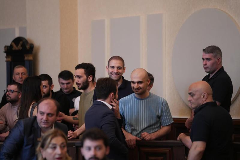 根据律师们，Andro Chichinadze、Onise Tskhadadze 和其他九名在抗议期间被拘留的个人不会在法庭上被讯问，但将有权发表最终陈述。