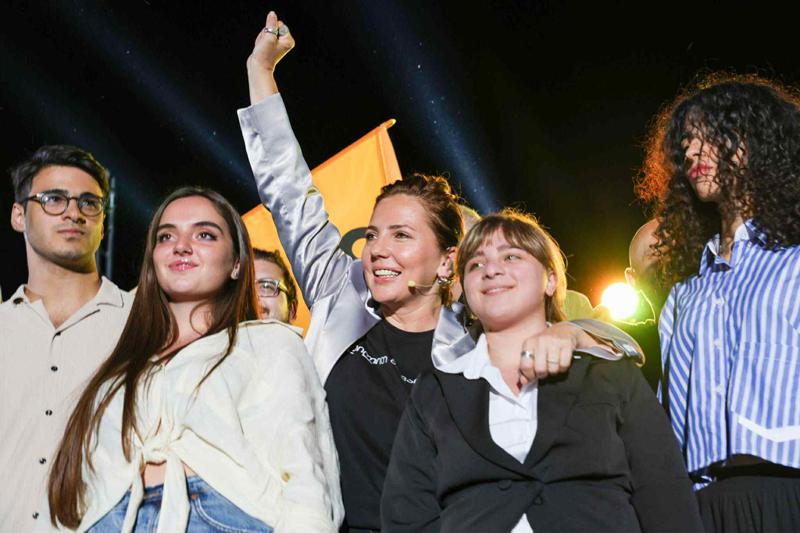 安娜·多利泽和为人民党退出强格鲁吉亚联盟，返回独立活动。