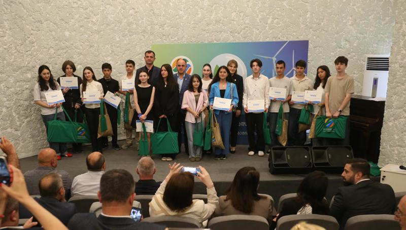 来自Kvareli和Telavi的获奖学生在项目“电力从生产到消费的路径”中被授予奖项。