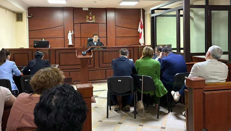 თბილისის საქალაქო სასამართლოში დროებით საგამოძიებო კომისიაზე გამოუცხადებლობის საქმეზე მამუკა ხაზარაძის სასამართლო პროცესი მიმდინარეობს