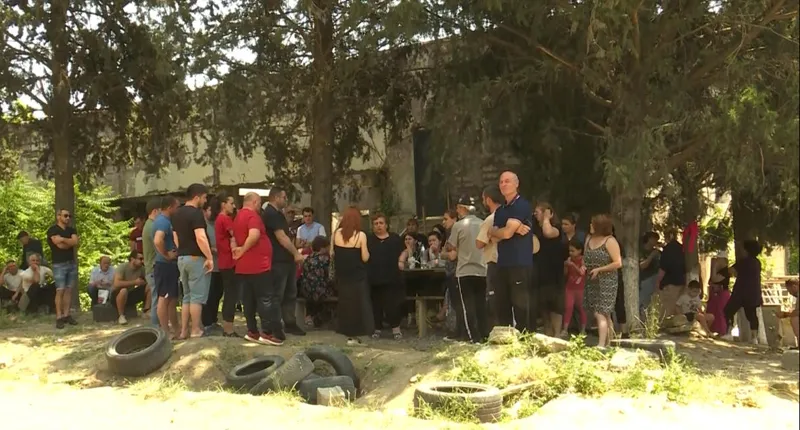თბილისში, თვალჭრელიძის ქუჩაზე ერთ - ერთ შენობაში მცხოვრები სოციალურად დაუცველები მათი განსახლების თაობაზე გადაწყვეტილებას აპროტესტებენ - ისინი სახელმწიფო სტრუქტურის წარმომადგენლებთან შეხვედრას ითხოვენ