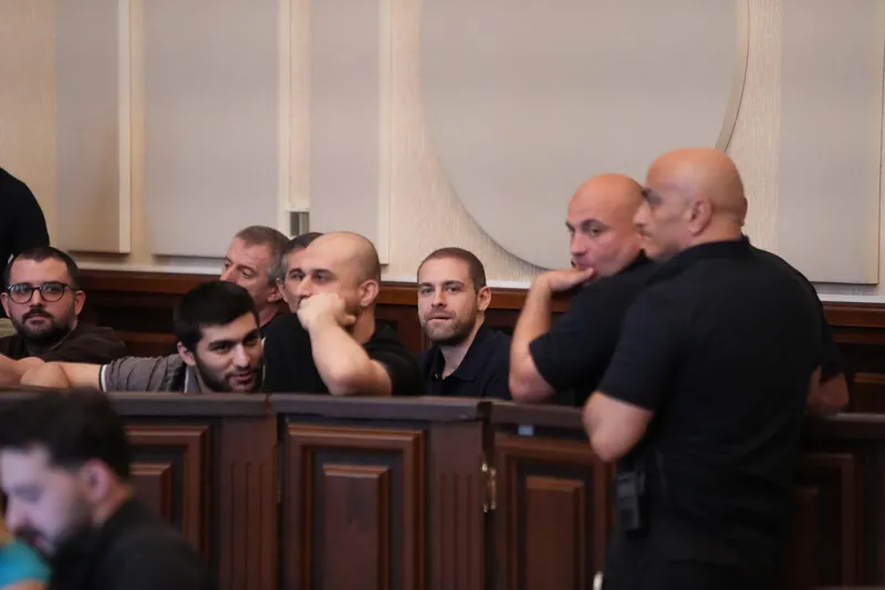 თბილისის საქალაქო სასამართლოში, აქციების დროს დაკავებული ანდრო ჭიჭინაძის, ონისე ცხადაძისა და კიდევ 9 პირის სასამართლო პროცესი მიმდინარეობს