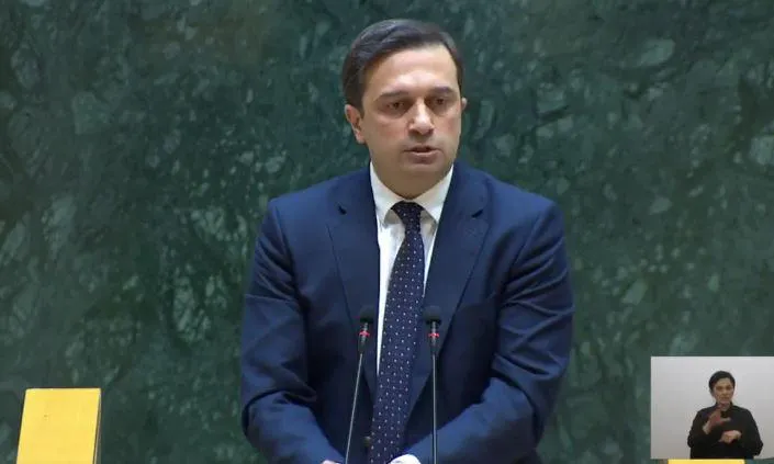 სახალხო დამცველის ინფორმაციით, პენიტენციურ დაწესებულებებში პრივილეგირებული პატიმრების - ე.წ. მაყურებლების მიერ პენიტენციური დაწესებულებების მართვაში არაფორმალური მონაწილეობა კვლავ გამოწვევად რჩება