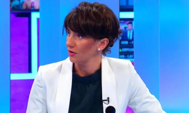 电视节目主持人维卡·布基亚也被传唤到市法院。